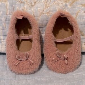 Old Navy Faux Fur Crib Shoe with small velvet bow-Mauve color.